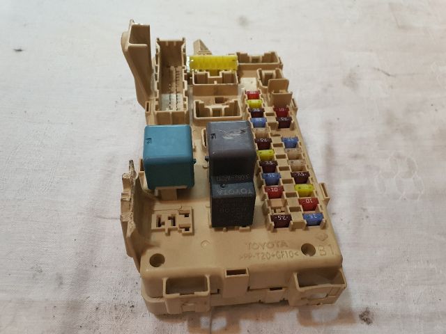 bontott TOYOTA AVENSIS T25 Biztosítéktábla Utastér