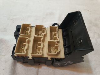 bontott TOYOTA AVENSIS T25 Biztosítéktábla Utastér