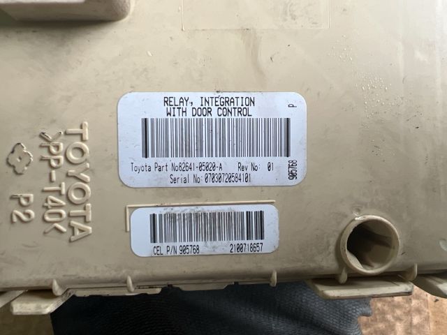 bontott TOYOTA AVENSIS T25 Biztosítéktábla Utastér