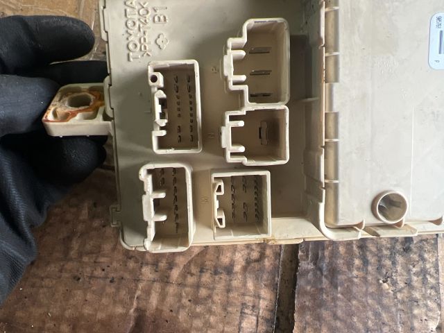 bontott TOYOTA AVENSIS T25 Biztosítéktábla Utastér