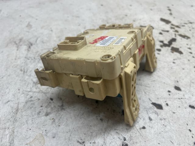 bontott TOYOTA AVENSIS T25 Biztosítéktábla Utastér