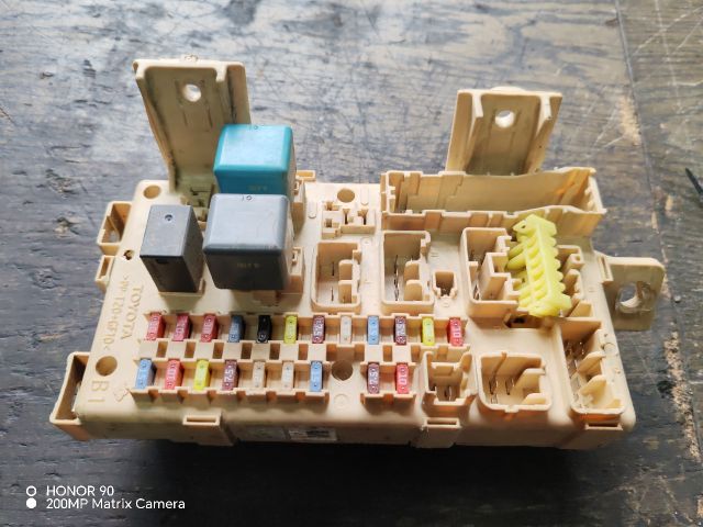 bontott TOYOTA AVENSIS T25 Biztosítéktábla Utastér