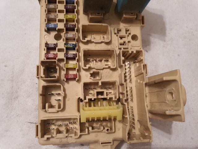 bontott TOYOTA AVENSIS T25 Biztosítéktábla Utastér