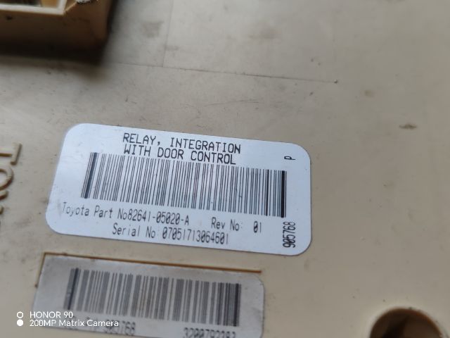 bontott TOYOTA AVENSIS T25 Biztosítéktábla Utastér