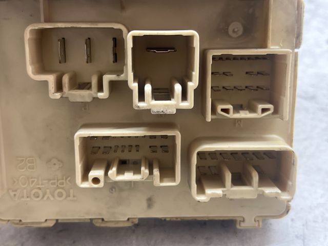 bontott TOYOTA AVENSIS T25 Biztosítéktábla Utastér