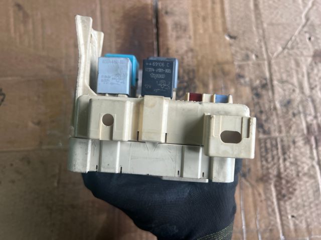 bontott TOYOTA AVENSIS T25 Biztosítéktábla Utastér