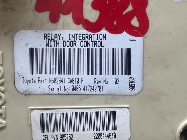 bontott TOYOTA AVENSIS T25 Biztosítéktábla Utastér