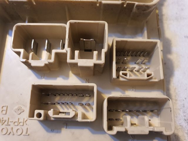 bontott TOYOTA AVENSIS T25 Biztosítéktábla Utastér