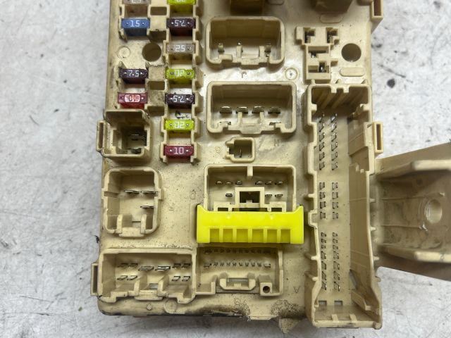 bontott TOYOTA AVENSIS T25 Biztosítéktábla Utastér