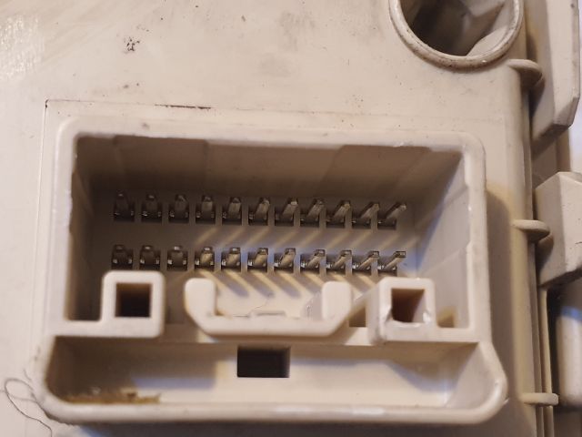 bontott TOYOTA AVENSIS T25 Biztosítéktábla Utastér