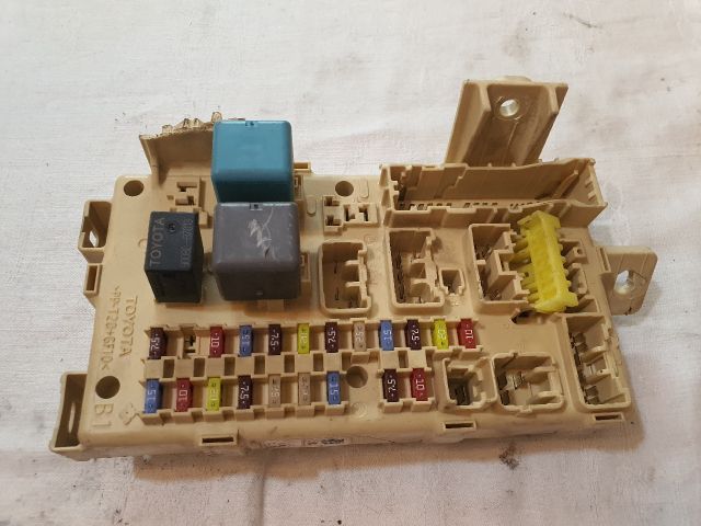 bontott TOYOTA AVENSIS T25 Biztosítéktábla Utastér