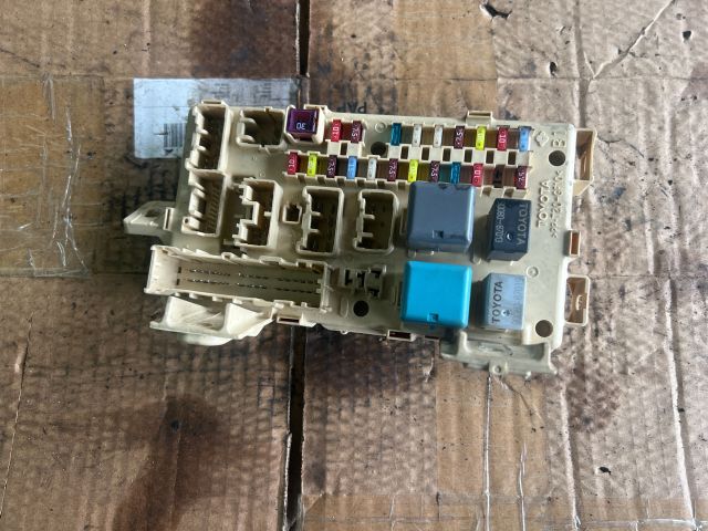 bontott TOYOTA AVENSIS T25 Biztosítéktábla Utastér