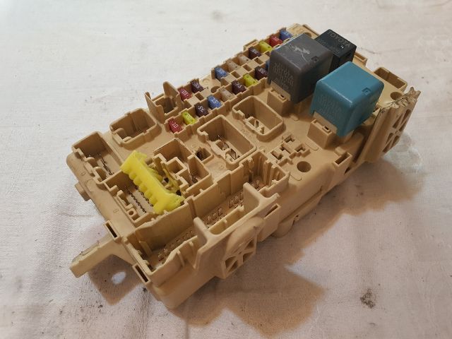 bontott TOYOTA AVENSIS T25 Biztosítéktábla Utastér