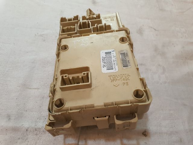 bontott TOYOTA AVENSIS T25 Biztosítéktábla Utastér