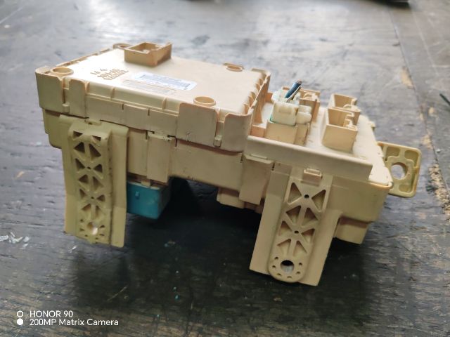 bontott TOYOTA AVENSIS T25 Biztosítéktábla Utastér