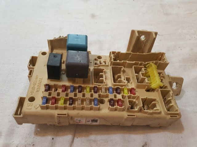 bontott TOYOTA AVENSIS T25 Biztosítéktábla Utastér