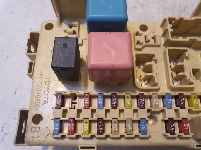 bontott TOYOTA AVENSIS T25 Biztosítéktábla Utastér