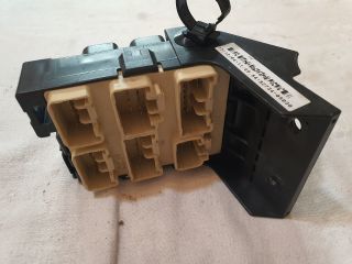 bontott TOYOTA AVENSIS T25 Biztosítéktábla Utastér