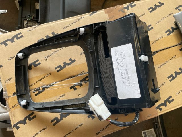 bontott TOYOTA AVENSIS T25 Első Hamutartó