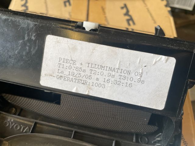 bontott TOYOTA AVENSIS T25 Első Hamutartó