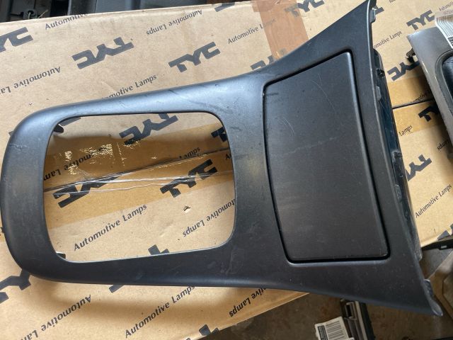 bontott TOYOTA AVENSIS T25 Első Hamutartó