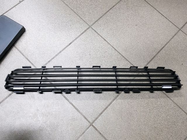 bontott TOYOTA AVENSIS T25 Első Lökhárító Alsó Középső Díszrács