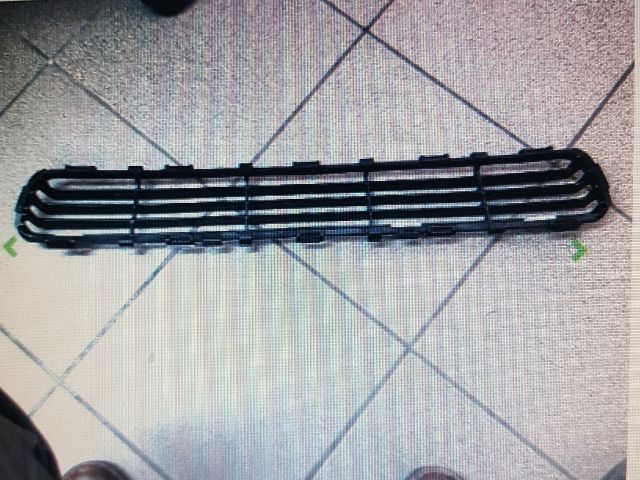 bontott TOYOTA AVENSIS T25 Első Lökhárító Alsó Középső Díszrács