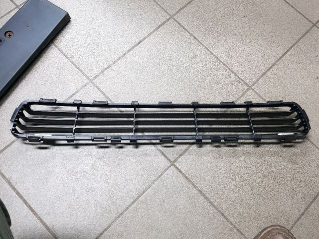 bontott TOYOTA AVENSIS T25 Első Lökhárító Alsó Középső Díszrács