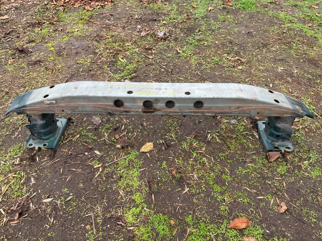 bontott TOYOTA AVENSIS T25 Első Lökhárító Merevítő (Fém)