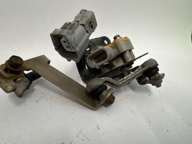 bontott TOYOTA AVENSIS T25 Első Xenon Szintszabályzó Jeladó