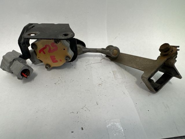 bontott TOYOTA AVENSIS T25 Első Xenon Szintszabályzó Jeladó