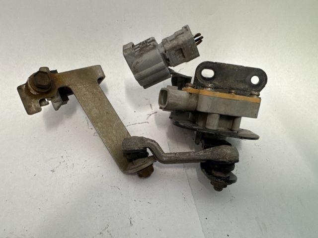 bontott TOYOTA AVENSIS T25 Első Xenon Szintszabályzó Jeladó