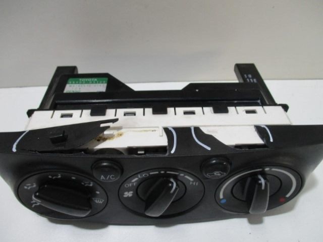 bontott TOYOTA AVENSIS T25 Fűtéskapcsoló (manuális klímás)