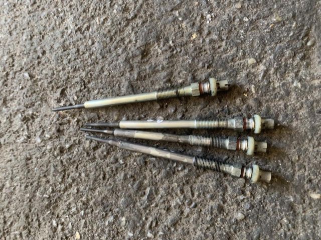 bontott TOYOTA AVENSIS T25 Izzító/Gyújtó Gyertya