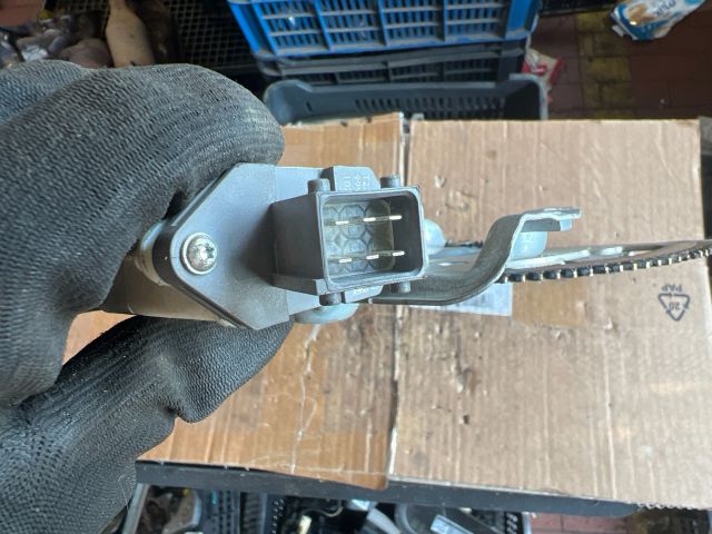 bontott TOYOTA AVENSIS T25 Jobb első Ablakemelő Szerkezet (Elektromos)