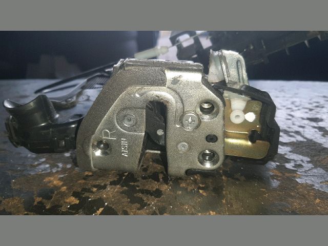 bontott TOYOTA AVENSIS T25 Jobb első Ajtózár