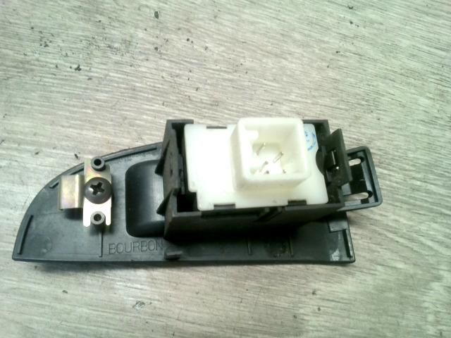 bontott TOYOTA AVENSIS T25 Jobb hátsó Ablakemelő Kapcsoló