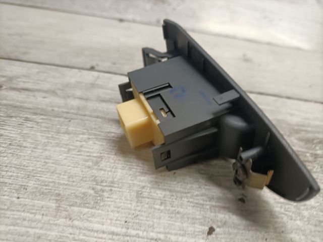 bontott TOYOTA AVENSIS T25 Jobb hátsó Ablakemelő Kapcsoló