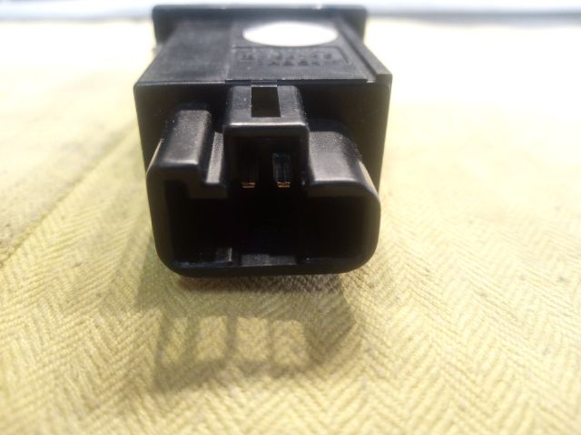 bontott TOYOTA AVENSIS T25 Tankajtó Nyitó Kar / Gomb