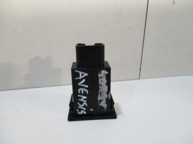 bontott TOYOTA AVENSIS T25 Tankajtó Nyitó Kar / Gomb