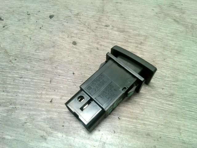 bontott TOYOTA AVENSIS T25 Vészvillogó Kapcsoló