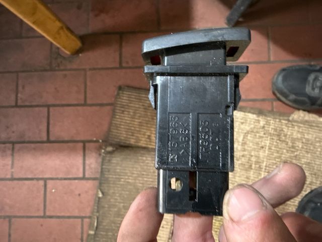 bontott TOYOTA AVENSIS T25 Vészvillogó Kapcsoló