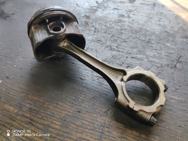 bontott TOYOTA AVENSIS T27 Dugattyú és Hajtókar