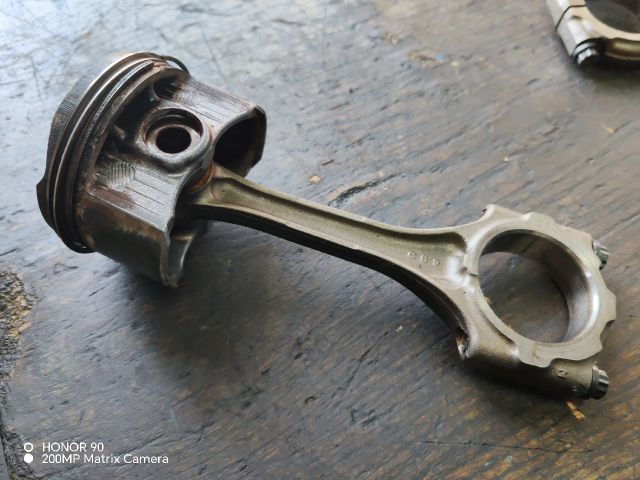 bontott TOYOTA AVENSIS T27 Dugattyú és Hajtókar