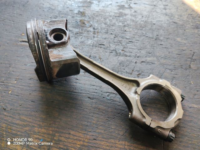 bontott TOYOTA AVENSIS T27 Dugattyú és Hajtókar