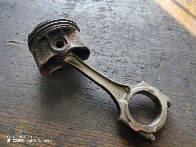 bontott TOYOTA AVENSIS T27 Dugattyú és Hajtókar