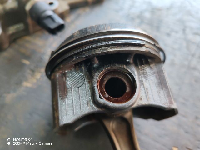 bontott TOYOTA AVENSIS T27 Dugattyú és Hajtókar