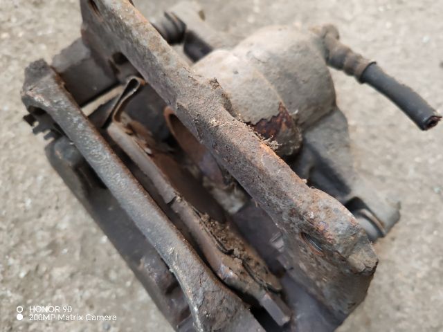 bontott TOYOTA AVENSIS T27 Jobb első Féknyereg Munkahengerrel