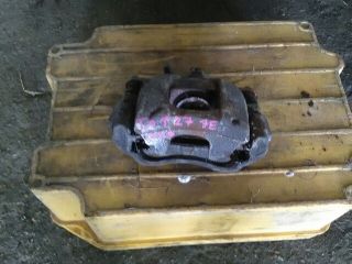 bontott TOYOTA AVENSIS T27 Jobb első Féknyereg Munkahengerrel