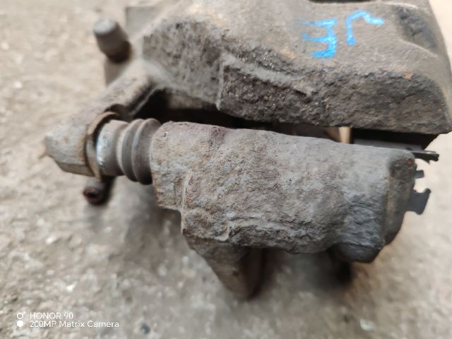 bontott TOYOTA AVENSIS T27 Jobb első Féknyereg Munkahengerrel